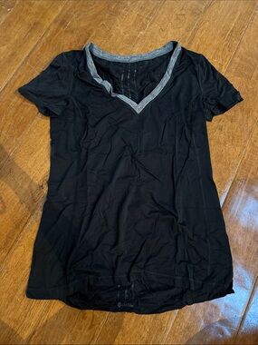 lululemon Women's Black V-Neck Short Sleeve Tee with Gray Trim NWT